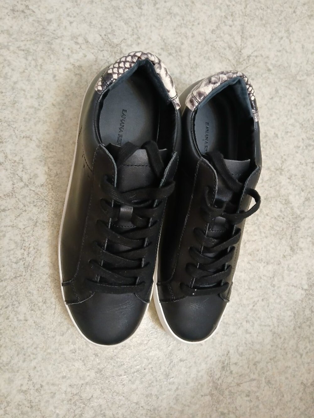 Banana Republic Genuine Leather Sneackers sz 7